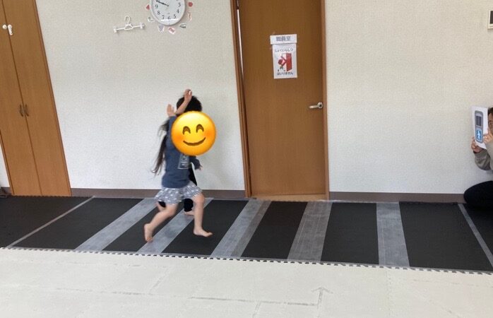 右を見て　左を見て👀