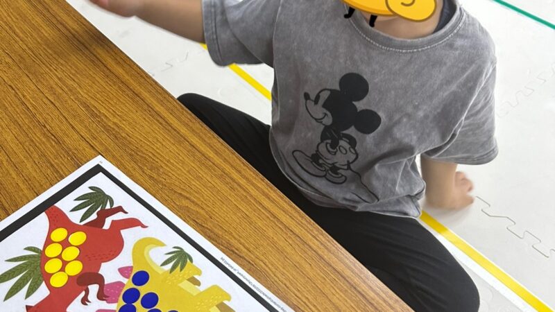 🦕シール貼りに挑戦しました！🎀