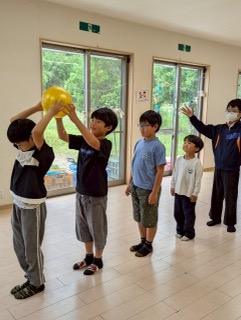 みんなで協力！ボール送りゲームにチャレンジ！